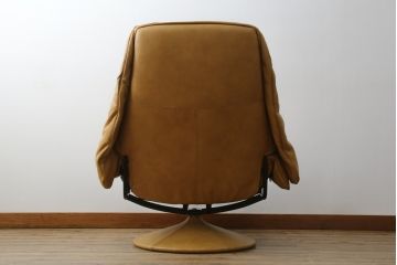中古　美品　希少な廃番品　EKORNES(エコーネス)　最上級クラス　ドルチェシリーズ　ストレスレスチェアとオットマンのセット(本革、レザー、リクライニングチェア、回転チェア、椅子、一人掛けソファ、1Pソファ、フットスツール、北欧)(定価約50万円)(R-081813)