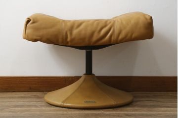 中古　美品　希少な廃番品　EKORNES(エコーネス)　最上級クラス　ドルチェシリーズ　ストレスレスチェアとオットマンのセット(本革、レザー、リクライニングチェア、回転チェア、椅子、一人掛けソファ、1Pソファ、フットスツール、北欧)(定価約50万円)(R-081813)