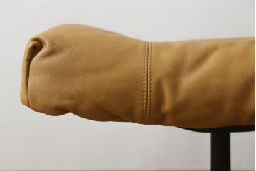 中古　美品　希少な廃番品　EKORNES(エコーネス)　最上級クラス　ドルチェシリーズ　ストレスレスチェアとオットマンのセット(本革、レザー、リクライニングチェア、回転チェア、椅子、一人掛けソファ、1Pソファ、フットスツール、北欧)(定価約50万円)(R-081813)