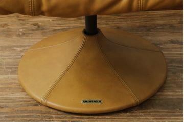 中古　美品　希少な廃番品　EKORNES(エコーネス)　最上級クラス　ドルチェシリーズ　ストレスレスチェアとオットマンのセット(本革、レザー、リクライニングチェア、回転チェア、椅子、一人掛けソファ、1Pソファ、フットスツール、北欧)(定価約50万円)(R-081813)