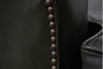 イギリスアンティーク　レザー(本革)　重厚感のある佇まいが魅力的なウィングバックソファ(ウイングバックソファ、1人掛けソファ、1P、一人掛けソファ、アームチェア、店舗什器、英国)(R-081814)