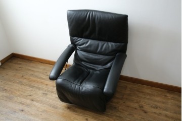 中古　美品　希少モデル!!　maruni(マルニ木工)　本革(レザー)　贅沢なくつろぎのひとときにおすすめのリクライニングパーソナルチェア　定価約18万円　(R-081816)