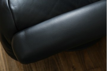 中古　美品　希少モデル!!　maruni(マルニ木工)　本革(レザー)　贅沢なくつろぎのひとときにおすすめのリクライニングパーソナルチェア　定価約18万円　(R-081816)