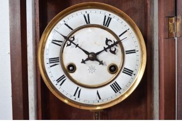 アンティーク時計　ドイツ製　JUNGHANS(ユンハンス)社　黒柿材　ゴシック様式の豪華な彫刻が目を引く柱時計(掛け時計、古時計、振り子時計)(R-081824)