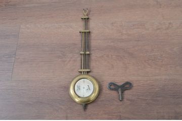 アンティーク時計　ドイツ製　JUNGHANS(ユンハンス)社　黒柿材　ゴシック様式の豪華な彫刻が目を引く柱時計(掛け時計、古時計、振り子時計)(R-081824)