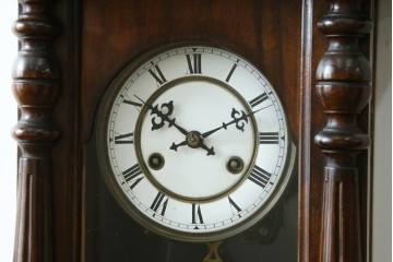 和製アンティーク　明治期から大正期　クラシカルで豪華な飾りが魅力的な柱時計　(R-081829)