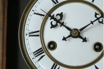 和製アンティーク　明治期から大正期　クラシカルで豪華な飾りが魅力的な柱時計　(R-081829)