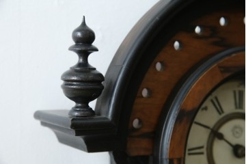 和製アンティーク　明治〜大正期　精工舎(SEIKOSHA、セイコー)　TRADE(S)MARK　黒柿材　立派な彫刻とユニークな振り子のデザインが魅力的な柱時計　(R-081830)