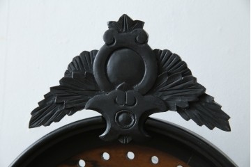 和製アンティーク　明治〜大正期　精工舎(SEIKOSHA、セイコー)　TRADE(S)MARK　黒柿材　立派な彫刻とユニークな振り子のデザインが魅力的な柱時計　(R-081830)