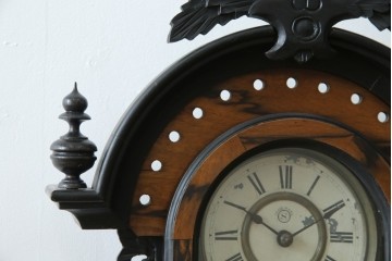 和製アンティーク　明治〜大正期　精工舎(SEIKOSHA、セイコー)　TRADE(S)MARK　黒柿材　立派な彫刻とユニークな振り子のデザインが魅力的な柱時計　(R-081830)