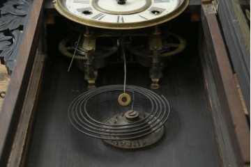 和製アンティーク　明治〜大正期　精工舎(SEIKOSHA、セイコー)　TRADE(S)MARK　黒柿材　立派な彫刻とユニークな振り子のデザインが魅力的な柱時計　(R-081830)