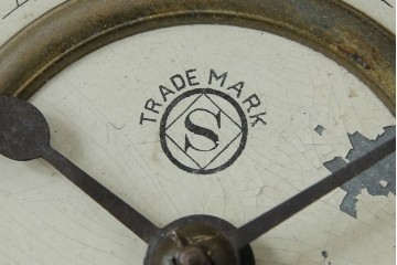 和製アンティーク　明治〜大正期　精工舎(SEIKOSHA、セイコー)　TRADE(S)MARK　黒柿材　立派な彫刻とユニークな振り子のデザインが魅力的な柱時計　(R-081830)