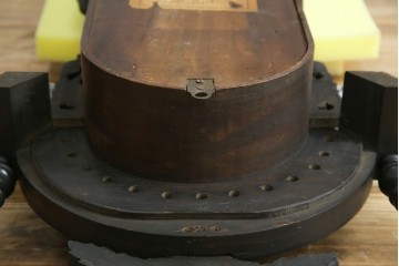 和製アンティーク　明治〜大正期　精工舎(SEIKOSHA、セイコー)　TRADE(S)MARK　黒柿材　立派な彫刻とユニークな振り子のデザインが魅力的な柱時計　(R-081830)