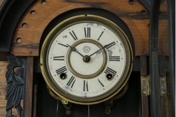 和製アンティーク　明治〜大正期　精工舎(SEIKOSHA、セイコー)　TRADE(S)MARK　黒柿材　立派な彫刻とユニークな振り子のデザインが魅力的な柱時計　(R-081830)