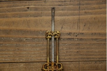 和製アンティーク　明治〜大正期　精工舎(SEIKOSHA、セイコー)　TRADE(S)MARK　黒柿材　立派な彫刻とユニークな振り子のデザインが魅力的な柱時計　(R-081830)