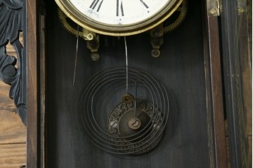 和製アンティーク　明治〜大正期　精工舎(SEIKOSHA、セイコー)　TRADE(S)MARK　黒柿材　立派な彫刻とユニークな振り子のデザインが魅力的な柱時計　(R-081830)