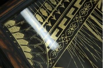 和製アンティーク　明治〜大正期　精工舎(SEIKOSHA、セイコー)　TRADE(S)MARK　黒柿材　立派な彫刻とユニークな振り子のデザインが魅力的な柱時計　(R-081830)