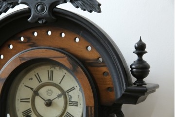 和製アンティーク　明治〜大正期　精工舎(SEIKOSHA、セイコー)　TRADE(S)MARK　黒柿材　立派な彫刻とユニークな振り子のデザインが魅力的な柱時計　(R-081830)