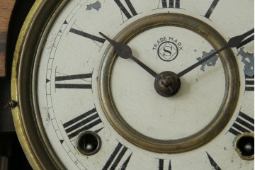 和製アンティーク　明治〜大正期　精工舎(SEIKOSHA、セイコー)　TRADE(S)MARK　黒柿材　立派な彫刻とユニークな振り子のデザインが魅力的な柱時計　(R-081830)