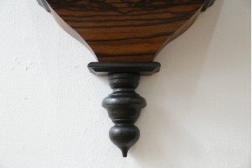 和製アンティーク　明治〜大正期　精工舎(SEIKOSHA、セイコー)　TRADE(S)MARK　黒柿材　立派な彫刻とユニークな振り子のデザインが魅力的な柱時計　(R-081830)