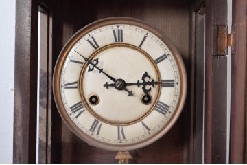 ジャンク品　アンティーク　ドイツ製　JUNGHANS(ユンハンス)社　黒柿材　立派な彫刻入りの柱時計(掛け時計、古時計、振り子時計)(R-081831)