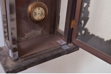 ジャンク品　アンティーク　ドイツ製　JUNGHANS(ユンハンス)社　黒柿材　立派な彫刻入りの柱時計(掛け時計、古時計、振り子時計)(R-081831)