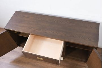 中古　超美品!!　ほぼ新品!!　カリモク家具(karimoku)　domani(ドマーニ)　Morganton(モーガントン)　ヒッコリーブラウン　高級感漂う上品なデザインが魅力的なサイドボード(収納棚、戸棚、引き出し、サイドキャビネット)(定価約45万円)(R-081832)