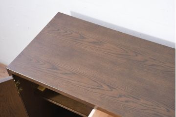 中古　超美品!!　ほぼ新品!!　カリモク家具(karimoku)　domani(ドマーニ)　Morganton(モーガントン)　ヒッコリーブラウン　高級感漂う上品なデザインが魅力的なサイドボード(収納棚、戸棚、引き出し、サイドキャビネット)(定価約45万円)(R-081832)