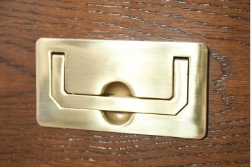 中古　超美品!!　ほぼ新品!!　カリモク家具(karimoku)　domani(ドマーニ)　Morganton(モーガントン)　ヒッコリーブラウン　高級感漂う上品なデザインが魅力的なサイドボード(収納棚、戸棚、引き出し、サイドキャビネット)(定価約45万円)(R-081832)