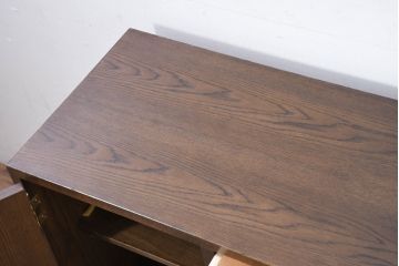 中古　超美品!!　ほぼ新品!!　カリモク家具(karimoku)　domani(ドマーニ)　Morganton(モーガントン)　ヒッコリーブラウン　高級感漂う上品なデザインが魅力的なサイドボード(収納棚、戸棚、引き出し、サイドキャビネット)(定価約45万円)(R-081833)