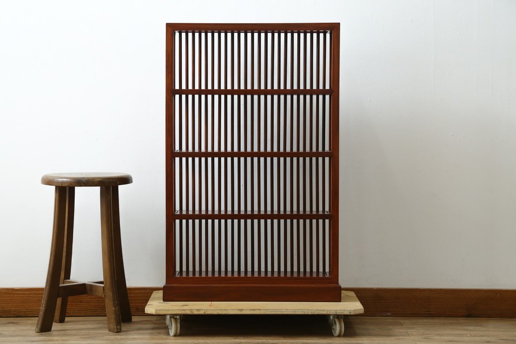 中古　美品　唐木　上品な縦格子が和の美しさを漂わせる小振りな飾り棚　(R-081847)