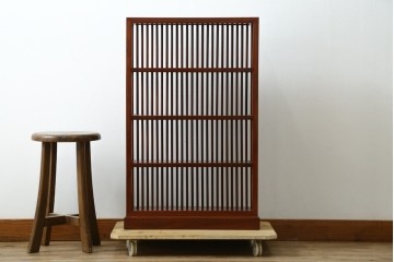 中古　美品　唐木　上品な縦格子が和の美しさを漂わせる小振りな飾り棚　(R-081847)
