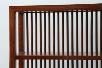 中古　美品　唐木　上品な縦格子が和の美しさを漂わせる小振りな飾り棚　(R-081847)
