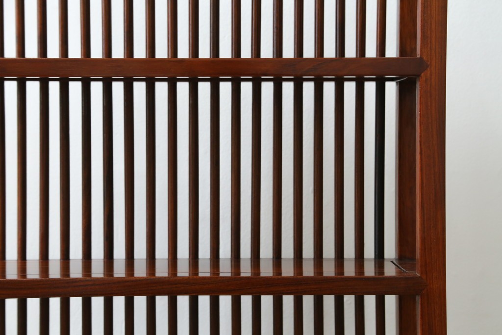 中古　美品　唐木　上品な縦格子が和の美しさを漂わせる小振りな飾り棚　(R-081847)