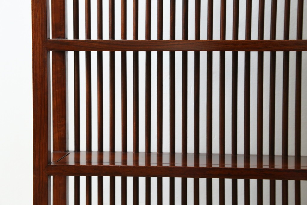 中古　美品　唐木　上品な縦格子が和の美しさを漂わせる小振りな飾り棚　(R-081847)