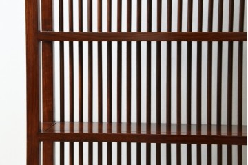 中古　美品　唐木　上品な縦格子が和の美しさを漂わせる小振りな飾り棚　(R-081847)