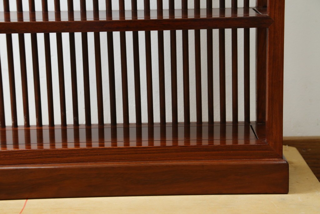 中古　美品　唐木　上品な縦格子が和の美しさを漂わせる小振りな飾り棚　(R-081847)