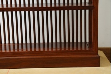 中古　美品　唐木　上品な縦格子が和の美しさを漂わせる小振りな飾り棚　(R-081847)
