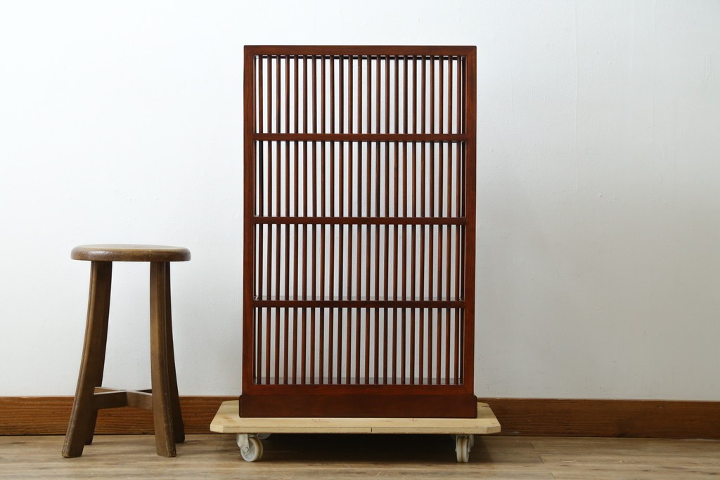 中古　美品　唐木　上品な縦格子が和の美しさを漂わせる小振りな飾り棚　(R-081847)
