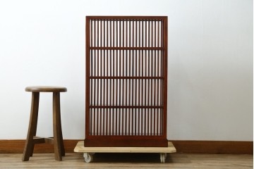 中古　美品　唐木　上品な縦格子が和の美しさを漂わせる小振りな飾り棚　(R-081847)