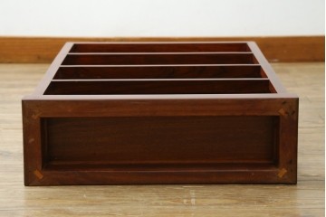 中古　美品　唐木　上品な縦格子が和の美しさを漂わせる小振りな飾り棚　(R-081847)