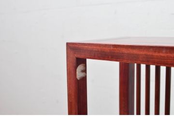 中古　美品　唐木　上品な縦格子が和の美しさを漂わせる小振りな飾り棚(陳列棚、花梨棚、ディスプレイラック、収納棚、オープンラック)(R-081847)