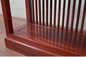 中古　美品　唐木　上品な縦格子が和の美しさを漂わせる小振りな飾り棚(陳列棚、花梨棚、ディスプレイラック、収納棚、オープンラック)(R-081847)