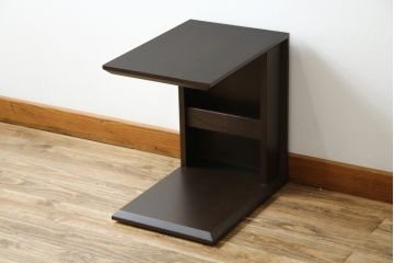 中古　美品　カリモクChitano風のすっきりとしたデザインがおしゃれなサイドテーブル(ナイトテーブル、花台、飾り台)(R-081848)