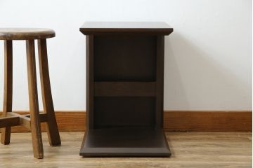 中古　美品　カリモクChitano風のすっきりとしたデザインがおしゃれなサイドテーブル(ナイトテーブル、花台、飾り台)(R-081848)