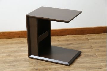 中古　美品　カリモクChitano風のすっきりとしたデザインがおしゃれなサイドテーブル(ナイトテーブル、花台、飾り台)(R-081848)