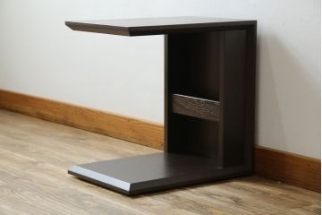 中古　美品　カリモクChitano風のすっきりとしたデザインがおしゃれなサイドテーブル(ナイトテーブル、花台、飾り台)(R-081848)