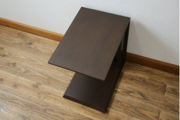 中古　美品　カリモクChitano風のすっきりとしたデザインがおしゃれなサイドテーブル(ナイトテーブル、花台、飾り台)(R-081848)