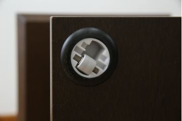 中古　美品　カリモクChitano風のすっきりとしたデザインがおしゃれなサイドテーブル(ナイトテーブル、花台、飾り台)(R-081848)
