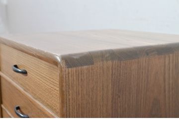 中古　未使用展示品　新古品　内部桐材　職人手作り　美しい柾目のシンプルな7段小引き出し(卓上収納、小物収納、サイドチェスト)(定価約15万円)(R-081851)